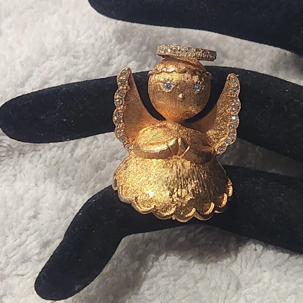 Vintage Quintas Praying Angel Brooch Gold Tone‎ Rhinestone  Pin